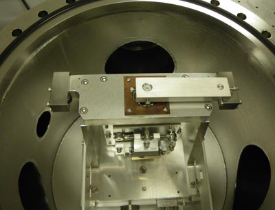 Ultra high vacuum dual grating turret
