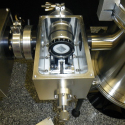 vacuum compatible polarizer rotator and mount